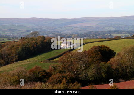 Berry Pomeroy, Devon, England: Ein Bauernhaus auf einem Hügel, Felder, Wälder und Dartmoor-Nationalpark im Hintergrund Stockfoto