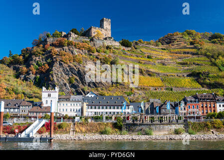 Stadt Kaub am Rhein mit Burg Gutenfels im Herbst, Deutschland Stockfoto