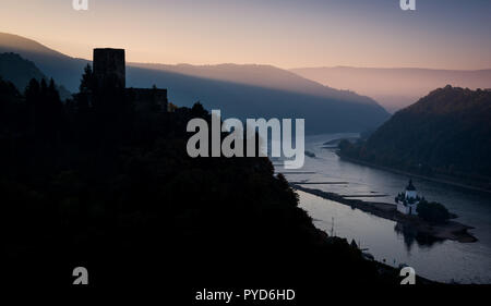 Burg Gutenfels Schloss mit Blick auf den Rhein und die Burg Pfalzgrafenstein vor der Morgendämmerung Stockfoto
