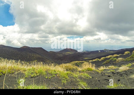 Malerischen Vulkanlandschaft des Ätna Ätna Nationalpark, Sizilien, Italien. Blick vom Mt. Calcarazzi o Corvo (2057 m). Krater Silvestri Superiori ( Stockfoto