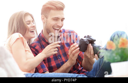 Moderne junge Paar prüft die Fotos auf der Kamera Stockfoto