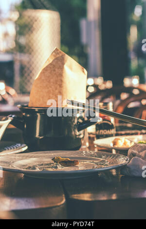 Reste, leere Teller und schmutzige Gläser und Geschirr im Restaurant nach dem Abendessen Stockfoto