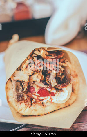 Griechischen Gyros Pita mit gehacktem Fleisch, Zwiebel und tzaziki Sauce Stockfoto