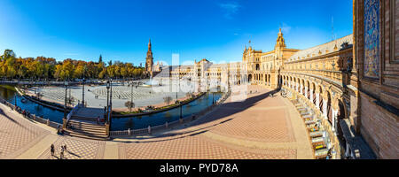 Panoramablick auf die Spanien Square (Plaza de Espana) in Sevilla (Sevilla) Stadt, Andalusien, Spanien. Beispiel maurischer und Renaissance Revival Stockfoto