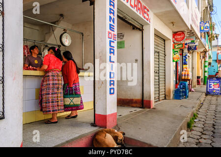 San Andres Xecul, Totonicapan, Guatemala - Oktober 30, 2011: Metzger bedient Kunden in San Andres Xecul, Totonicapan, Western Highlands. Stockfoto