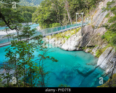 Swing Bridge auf dem blauen Pool in Neuseeland. Stockfoto