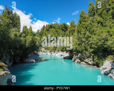 Die Swing Bridge ist auf der herrlichen türkisblauen Fluss in Hokitika Gorge auf der Südinsel von Neuseeland. Stockfoto