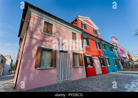 Den bunten Häusern von Burano, Italien an einem klaren Morgen Stockfoto