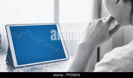 Ein Mann der Arbeit an digitalen Tablet, Business verringern Grafik auf dem Bildschirm Stockfoto