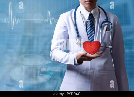 Kluge Frau Doktor halten roten Herzen auf der rechten Seite mit der Abbildung EKG-Hintergrund, medizinische Konzept der Arzt mit blau Stethoskop halsschleife Stockfoto