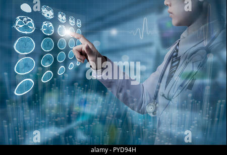 Arzt berühren Computer Bildschirm von CT-Gehirn Bild im Arbeitsraum, Illustration EKG und Licht und doppelte Belichtung mit Frau Doktor Stockfoto