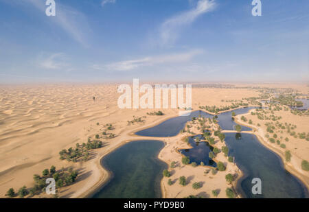 Luftaufnahme von Al Qudra Seen in einer Wüste in der Nähe von Dubai Stockfoto