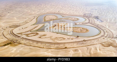 Luftaufnahme von Al Qudra Seen in einer Wüste in der Nähe von Dubai Stockfoto