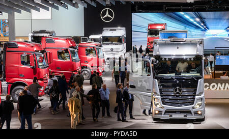 HANNOVER, Deutschland - 27.September 2018: Besucher und neue Mercedes-LKW auf der Hannover IAA Nutzfahrzeuge Motor Show präsentiert. Stockfoto