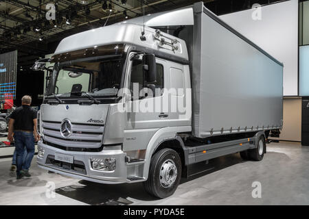 HANNOVER, Deutschland - 27.September 2018: Mercedes Benz Atego 1630 L Lkw auf der Hannover IAA Nutzfahrzeuge Motor Show präsentiert.