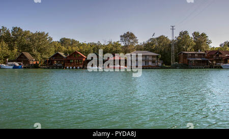 Montenegro - Reihe der Pfahlbauten auf dem Fluss Bojana Waterfront Stockfoto