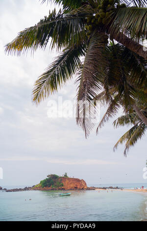 Jahel, Sri Lanka, Papagei Rоck. Riesige Felsbrocken am Strand. Stockfoto