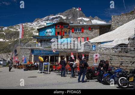 Beliebter Zwischenstopp auf dem Furkapass in der Nähe das Hotel Belvedere und des Rhonegletschers, Schweiz Stockfoto