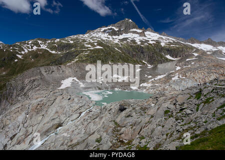 See am Ende des Rhône-Gletscher und die Quelle des Flusses Rhône auf dem Furkapass in der Schweiz. Stockfoto