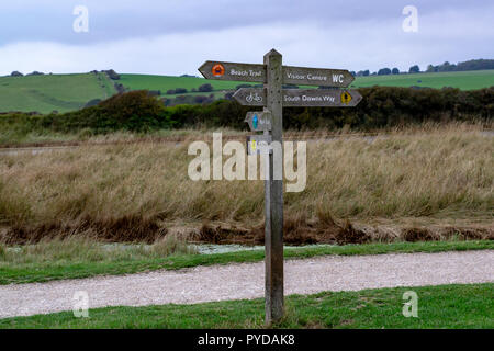 Holz- Wegweiser auf den South Downs. Stockfoto