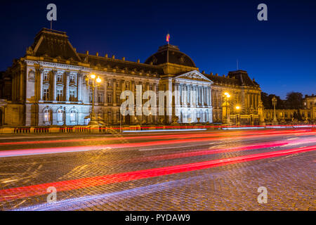 Der Königliche Palast von Brüssel in der Nacht mit den roten Ampeln Stockfoto