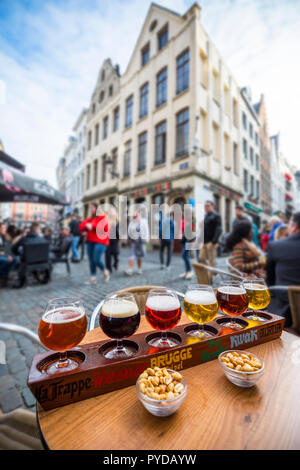 Verkostung verschiedene Bier auf Holzplatte in Brusseles Stockfoto