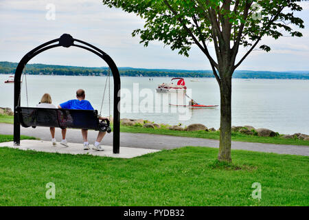 Paar auf Schaukel Bank in Kershaw Park mit Blick auf die canandaigua Lake, NY, USA sitzen Stockfoto