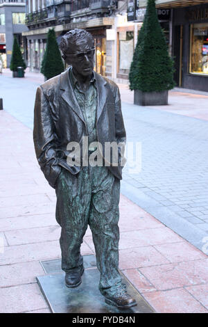 Eine Statue von Woody Allen in Oviedo, Asturien, Spanien Stockfoto