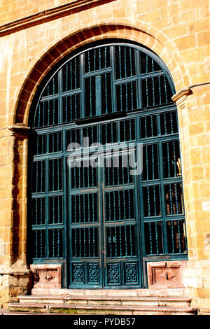 Ein großer Eingang in die Kathedrale. Sala Capitular in Oviedo, Asturien, Spanien - dies ist in der Calle San Vicente und war bei 10 genommen werde Stockfoto
