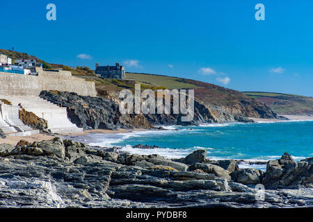 Aufbauend auf einer Klippe im Dorf Porthleven im Spätsommer, die für die grossen gefährlichen winter Wellen in South Cornwall bekannt ist. Stockfoto