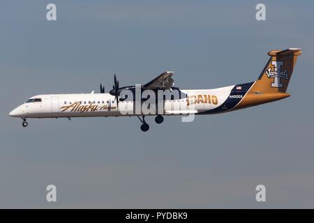 Los Angeles, USA - 22. Februar 2016: Alaska Horizont Bombardier Dash 8 Q400 am Los Angeles Airport (LAX) in den USA. | Verwendung weltweit Stockfoto