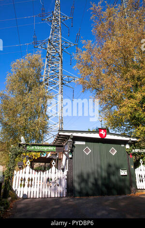 Zuteilung Hütte unter hoher Spannung Pylon in Herdecke, Deutschland. Schrebergarten-Haeuschen unter einem Hochspannungsmast in Herdecke, Deutschland. Stockfoto