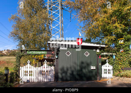 Zuteilung Hütte unter hoher Spannung Pylon in Herdecke, Deutschland. Schrebergarten-Haeuschen unter einem Hochspannungsmast in Herdecke, Deutschland. Stockfoto