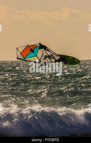 Les Arqueirons, Frankreich, Jan. 30, 2015 Windsurfer in der Abendsonne in der Camargue Stockfoto