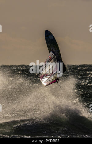 Les Arqueirons, Frankreich, Jan. 30, 2015 Windsurfer in der Abendsonne in der Camargue Stockfoto