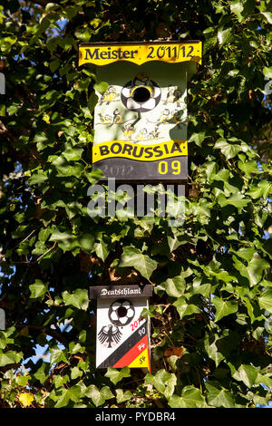 Birdhouses Fan der Deutschen Fußball-Nationalmannschaft und die Borussia Dortmund in Herdecke, Deutschland. Vogelhaeuschen eines Fans der Stockfoto