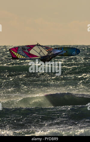 Les Arqueirons, Frankreich, Jan. 30, 2015 Windsurfer in der Abendsonne in der Camargue Stockfoto