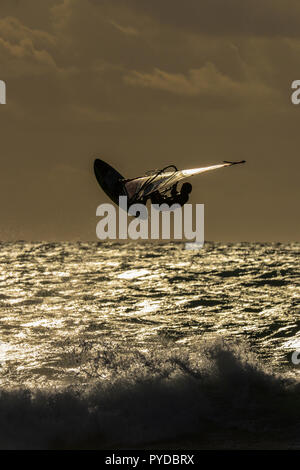 Les Arqueirons, Frankreich, Jan. 30, 2015 Windsurfer in der Abendsonne in der Camargue Stockfoto