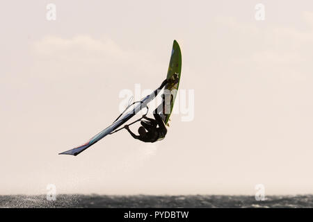 Les Arqueirons, Frankreich, Jan. 30, 2015 Windsurfer in der Abendsonne in der Camargue Stockfoto