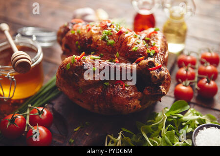 Gebratene ganze Huhn oder Truthahn serviert auf Holz Schneidebrett mit Chili pepers und Schnittlauch. Mit Zutaten auf den Seiten. Von oben geschossen mit Kopie spa Stockfoto