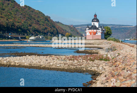 Niedrige Rhein bei Kaub nach Trockenheit, Burg Pfalzgrafenstein auf einer Insel Stockfoto