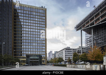 09 Oktober 2018, Berlin: Der Axel-springer-Hochaus (L) an der Zimmersrtaße mit der Baustelle des neuen Gebäudes der Axel-Springer-Verlag. Das neue Gebäude wurde von dem Architekten Rem Koolhaas. Foto: Wolfram Kastl/dpa | Verwendung weltweit Stockfoto