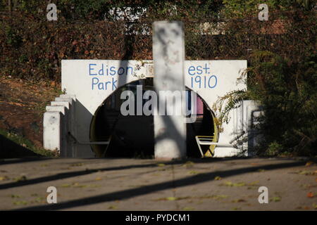 Fussgänger und radfahrende Tunnel unter der Metra Eisenbahnschienen als sichere Passage für Kinder und Erwachsene. Stockfoto