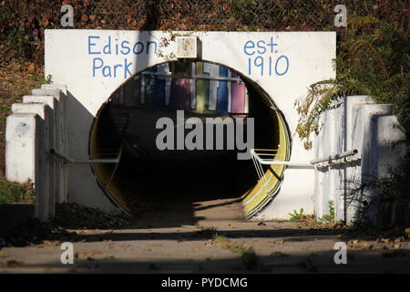 Fussgänger und radfahrende Tunnel unter der Metra Eisenbahnschienen als sichere Passage für Kinder und Erwachsene. Stockfoto