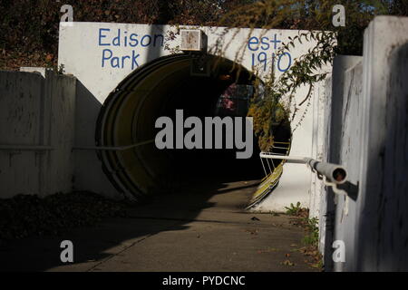 Fussgänger und radfahrende Tunnel unter der Metra Eisenbahnschienen als sichere Passage für Kinder und Erwachsene. Stockfoto