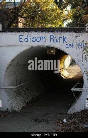 Fussgänger und radfahrende Tunnel unter der Metra Eisenbahnschienen als sichere Passage für Kinder und Erwachsene. Stockfoto