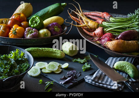 Ein Stilleben von frischem Sommer Zutaten aus dem Garten wie Gurken, Karotten, Paprika und vieles mehr. Stockfoto