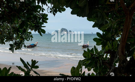 Boote vor Anker mit der Insel im Hintergrund von Bäumen umrahmt Stockfoto