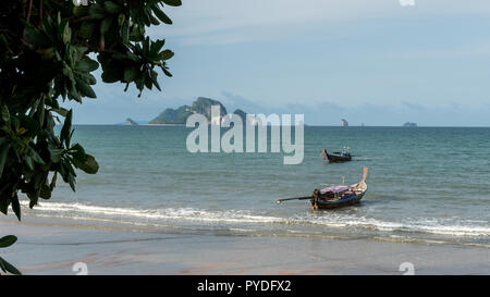 Boote vor Anker mit der Insel im Hintergrund Stockfoto