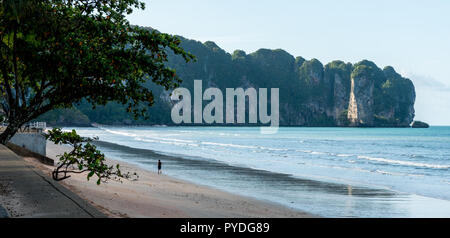 Man in Black läuft am Strand in Thailand. Stockfoto